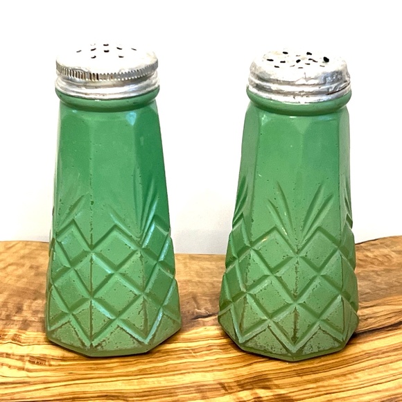 Jadeite Green Glass Antique Salt and Pepper Shaker Set Pair Depression Era - Picture 1 of 16